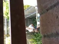 밖에 서 놀고 잡힌