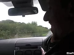 낯선 사람에 의해 그녀의 음부를 보았다고 갈색 plumper 도착