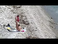 몇은 사람들이 가까이 걸어으로 공공 해변에 좆