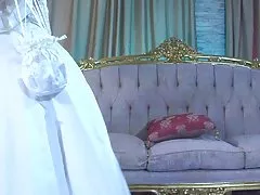 그 웨딩 드레스 아래