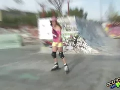 콘 로스 patines puestos y 라스 bragas 스타 라스 rodillas