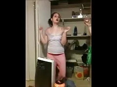 여 자가 반복적으로 보여줍니다 너무 많은