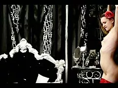 빨간색 스타킹에서 모니카