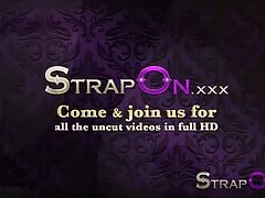 strapon의 여자 친구에 의해 관통 지 고 그의 엉덩이