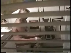 Spying 엄마를 통해 창의 화장실습니다.