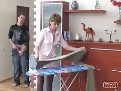 는 노인 여인과 그녀의 아들아,아마도 아닙