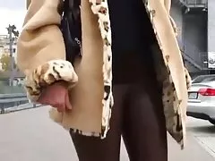 에서 번쩍이는 라텍스 스판덱스 항문