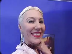 금발의 성숙한에게 남자의 우등에서 그녀의 얼굴