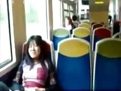 아시아의 섹시한중년여성 rubs 그녀 Clit 에 있습니다.