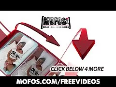 화려한 체코어 금발 공공 섹스를 위해 버스에 집어