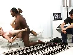 금발의 창녀 검은 수 탉으로 엿