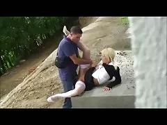 뜨거운 여 학생은 고속도로 아래 야외에서 엿