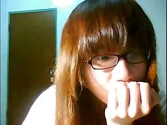 예쁜 중국인 여자는 번쩍이는 그녀의 가슴에 스카이프(Skype)