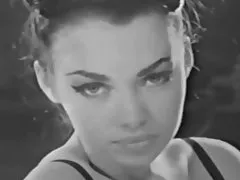 섹시한 throwback stunner