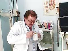 Redhead 할머니는 더러운티 스트레칭에 GYN 원