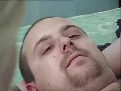 털이 망가져 가는 금발의