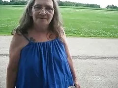 할머니가 불어 있는 거리에이든 음녀에서 자동차