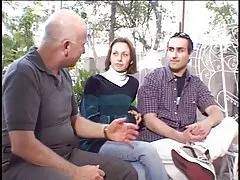 운 야 Fucks 자기 아내와 창녀에 스트리트