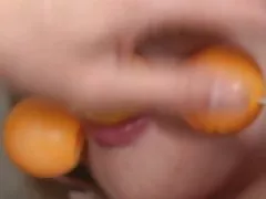 젊은 쁜 삼 인조 중 장난감으로 가득 그녀의 성 기를 얻을