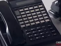 그의 책상에 그녀의 보스에 의해 완전히 걸 레가 옥 나 일