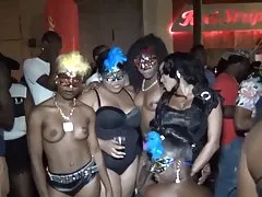 파티에서 거의 벌 거 벗은 여자