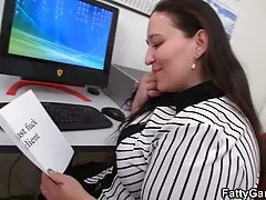 사무실 뚱뚱한 여자는 게임을 시작...