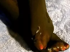 블랙 스타킹에 발에 두 cumshots