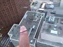 창 밖에 서 입으로