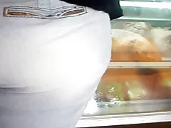 una madura culona en la carniceria