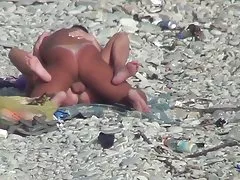 도 촬입니다. 검게 엉덩이와 남자 섹스 공공 해변에서 여자