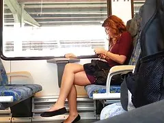 멋진 다리를 가진 redhair 여자