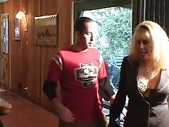 금발의 섹시한중년여성에서 스타킹 Fucks 에는 소파