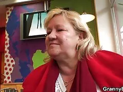 젊은 스터드 픽 거대한 할머니에 cafe