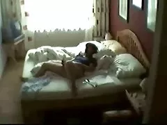 숨겨진에침대 1 개 객실 내 mum 잡은 그녀의 fingering