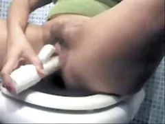 내 털이 mum Masturbates 에서 화장실습니다. 숨겨진 카메라 붙